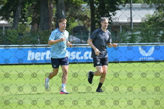 RGE_9884 | Hertha BSC, 2.Bundesliga, Herren, Fußball, Training auf dem Schenckendorffplatz, Montag 03.08. 2026, Saison 2026/27,  im Bild von li. Gustav Christensen (Hertha BSC ), Hendrik Vieth, Athletiktrainer Reha ( Hertha BSC ),   Fotograf: Ralf Gebhardt - Realisiert mit Pictrs.com