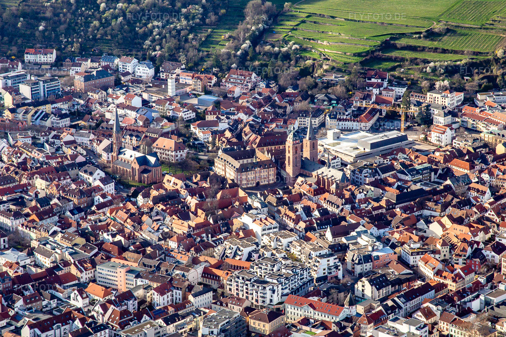 Luftbild: St. Marien, Marktplatz und Stiftskirche in Neustadt an der Weinstraße im Bundesland Rheinland-Pfalz in Deutschland. Foto: IMG_139985.jpg vom 14.03.2024 durch Werner Riehm/FLY-FOTO.de