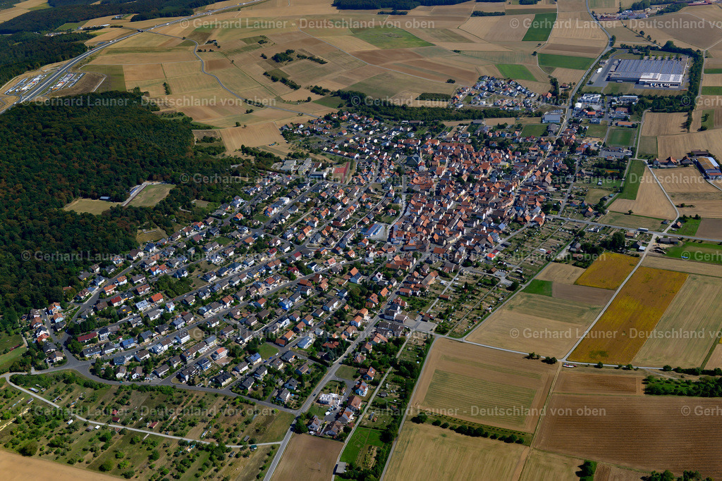 3650603 | Helmstadt 13.09.2016 Stadtansicht vom Stadtrand angrenzend an landwirtschaftliche Feldern  in Holzkirchhausen im Bundesland Bayern, Deutschland // City view from the outskirts with adjacent agricultural fields  in Holzkirchhausen in the state Bavaria, Germany Foto: Gerhard Launer