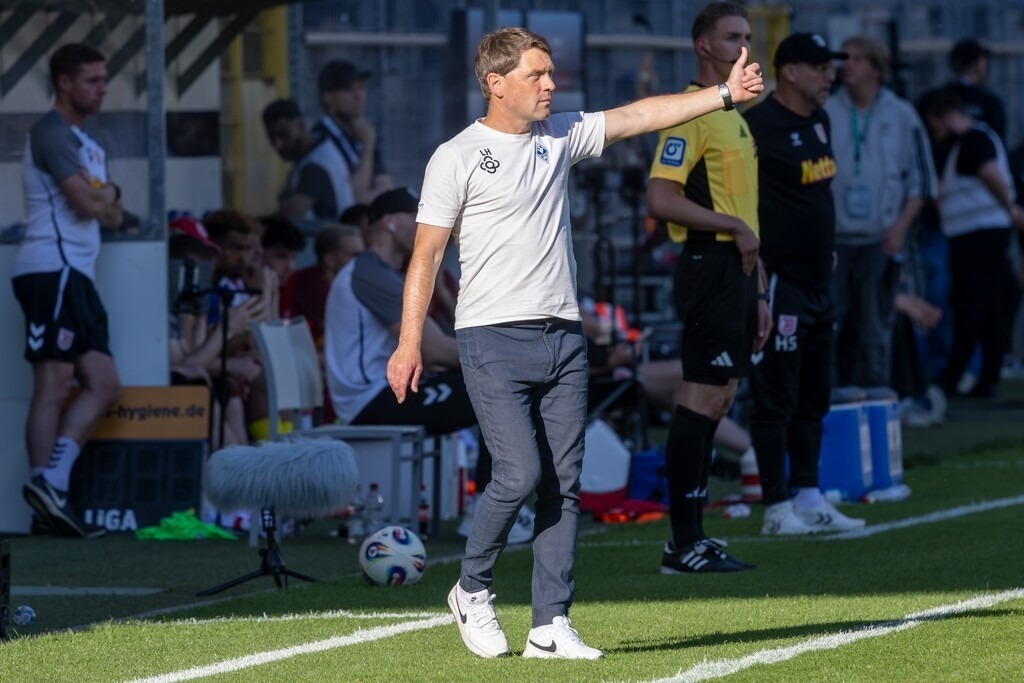 Fußball 3. Liga, Saison 2025/26, 37. Spieltag: Waldhof Mannheim gegen Jahn Regensburg | Fußball 3. Liga, Saison 2025/26, 37. Spieltag: Waldhof Mannheim gegen Jahn Regensburg***Trainer Luc Holtz (Mannheim) - Realisiert mit Pictrs.com
