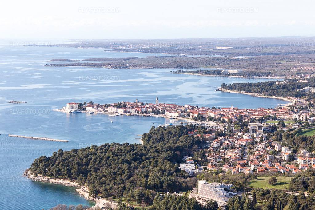 Aerial view: View of the town in Plava Laguna in the state Gespanschaft Istrien, Croatia. – Photo: IMG_106041.jpg taken on 04/13/2018 by Werner Riehm/FLY-FOTO.com – Resolution of the original: 5472 x 3648 px