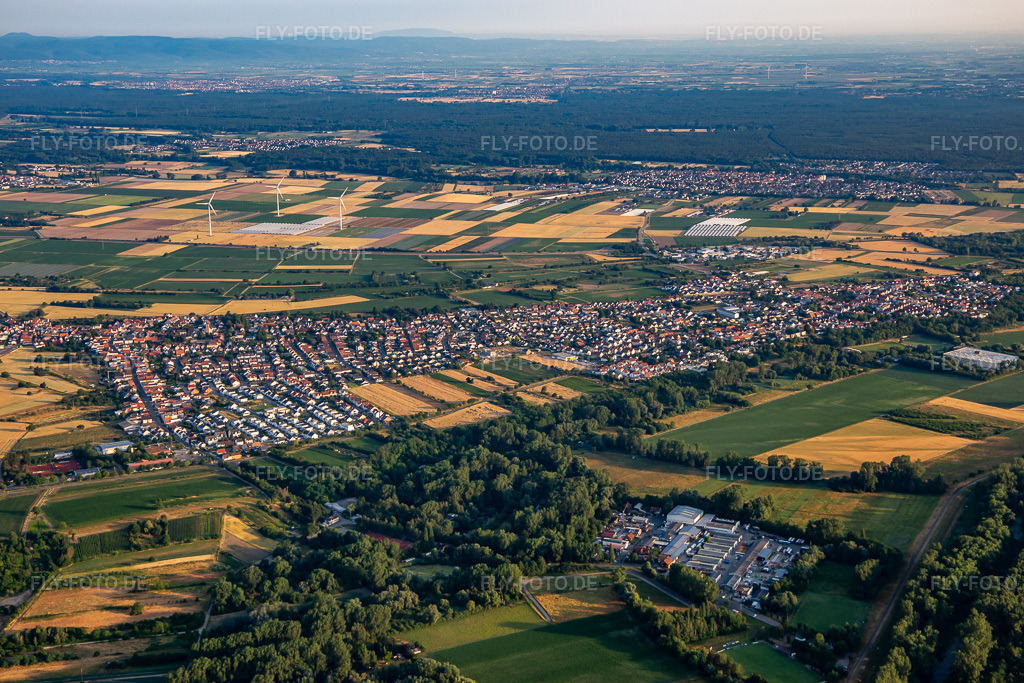 Luftbild: Ortsansicht von Süden im Ortsteil Heiligenstein in Römerberg im Bundesland Rheinland-Pfalz in Deutschland. Foto: IMG_136818.jpg vom 24.06.2023 durch Werner Riehm/FLY-FOTO.de