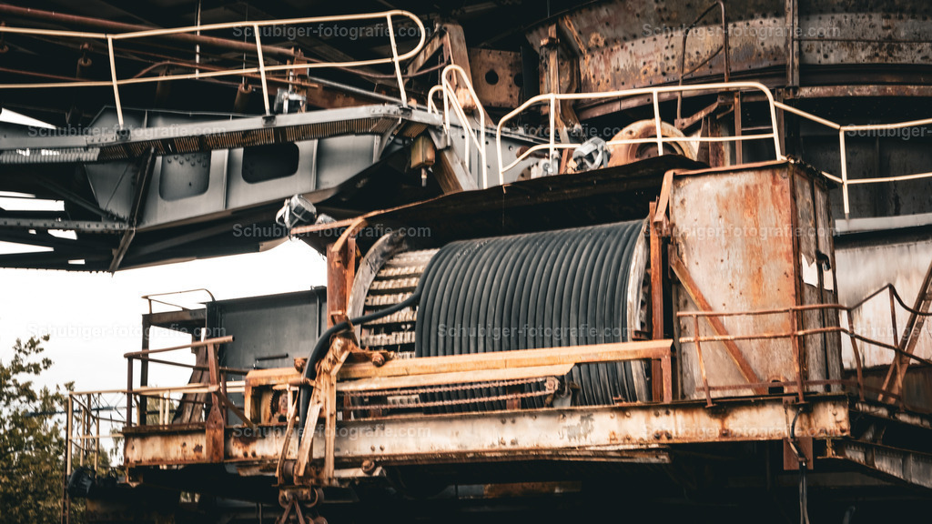 DSCF2025 | Ferropolis ist ein Industriemuseum und Veranstaltungsort in Gräfenhainichen östlich von Dessau-Roßlau auf einer Halbinsel im Gremminer See, dem ehemaligen Tagebau Golpa-Nord. Ferropolis ist Ankerpunkt der Europäischen Route der Industriekultur. Wikipedia - Realisiert mit Pictrs.com