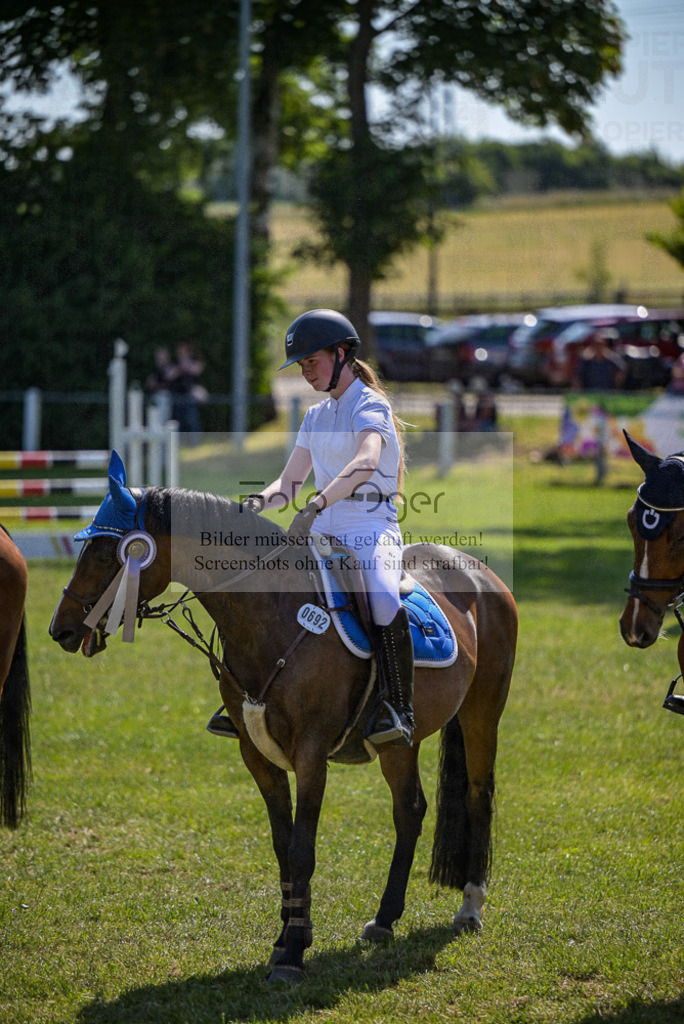Reitturnier Voxtrup | Entdecke hochwertige Reitturnierfotos von Foto Oger. Professionell, emotional und authentisch – jetzt Lieblingsmomente im Shop bestellen. - Realisiert mit Pictrs.com
