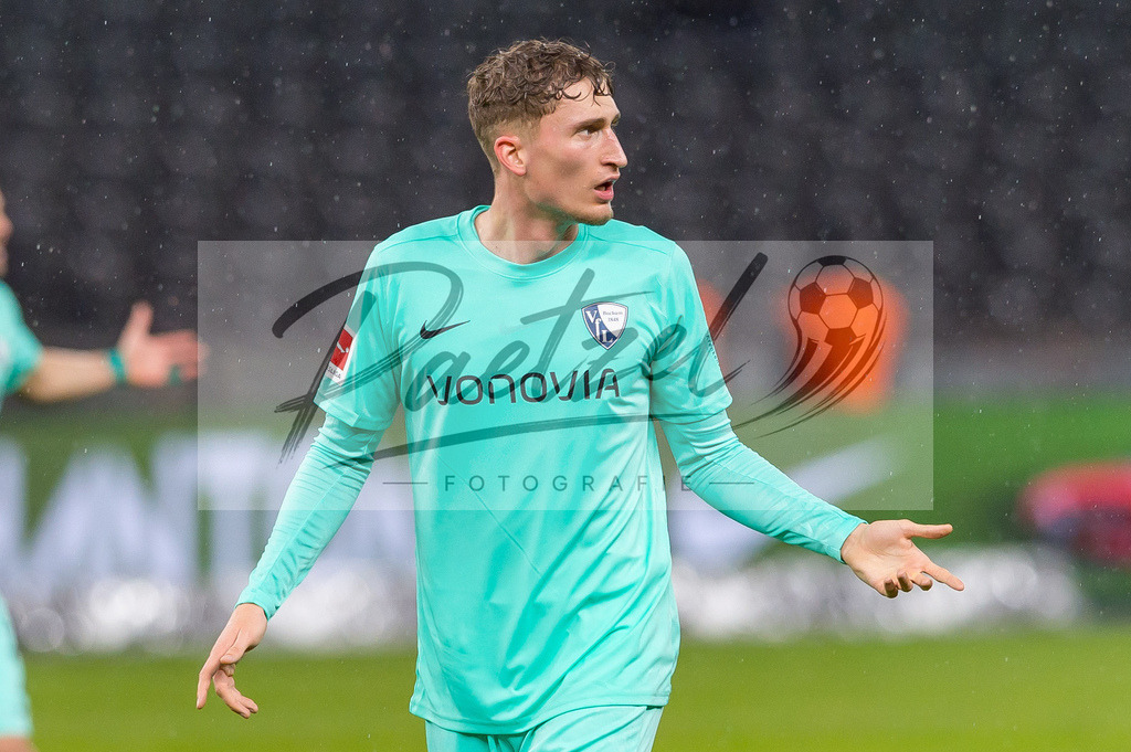 HERBOC20220204_290 | Fussball, Herren: Patrick Osterhage (VfL Bochum) gestikuliert, Gestik bei dem Spiel der 1. Bundesliga zwischen Hertha BSC und VfL Bochum im Olypiastadion am 04.02.2022 in Berlin, Deutschland.DFB / DFL REGULATIONS PROHIBIT ANY USE OF PHOTOGRAPHS AS IMAGE SEQUENCES AND/OR QUASI-VIDEO. - Realisiert mit Pictrs.com