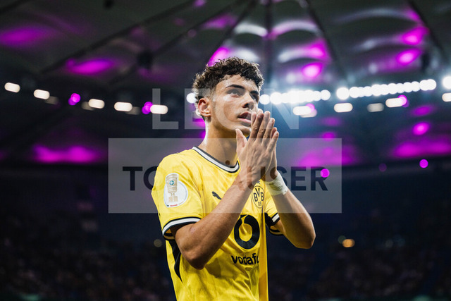 DFB-Pokal: HEBC - Borussia Dortmund, 01.09.2026 | Samuele Inacio (Borussia Dortmund, 40) wurde ausgewechselt, klatscht zu den Fans; Fußball, DFB-Pokal, 1. Runde: HEBC vs. Borussia Dortmund am 01.09.2026 im Volksparkstadion, HamburgDFB REGULATIONS PROHIBIT ANY USE OF PHOTOGRAPHS AS IMAGE SEQUENCES AND/OR QUASI-VIDEO. - Realisiert mit Pictrs.com
