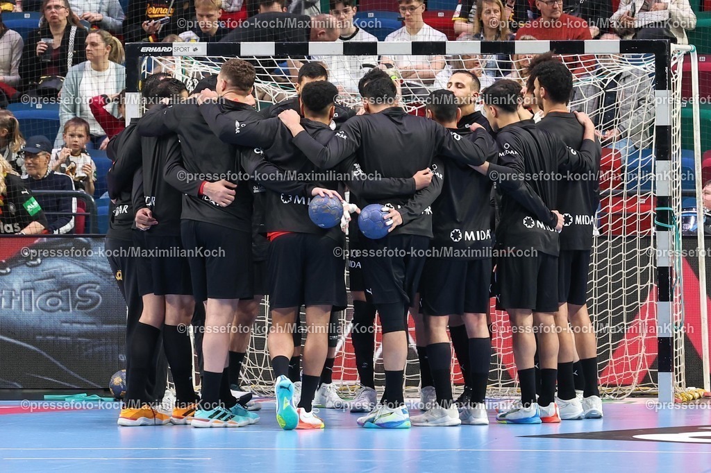 xKWIx22032601062 | 22.03.2026, Handball, Länderspiel Herren, Deutschland - Ägypten, ÖVB-Arena Bremen: Die Aegypter vor Anpfiff im Kreis xKamilxWilkowskixPressefotoKochx