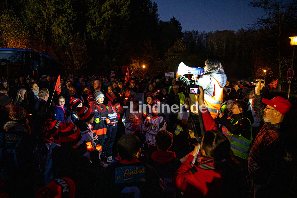 Demo für den Erhalt der Eishalle Peißenberg | Demo für den Erhalt der Eishalle Peißenberg, Demo für den Erhalt der Eishalle Peißenberg, 20241030,,2024-10-30 in Peißenberg (Moosleitenparkplatz)Copyright: WolfgangxLindner