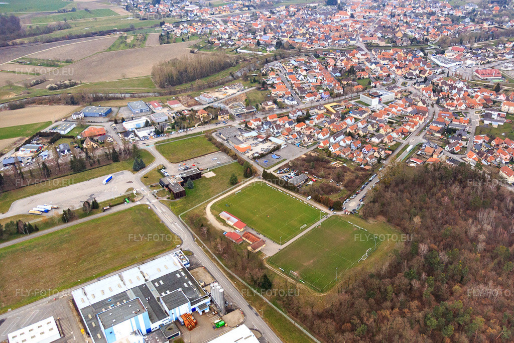 Vue aérienne: Ravago Building Solution SAS, Stade de football de Drusenheim et Stade municipal Jean moulin à Drusenheim dans le département Bas Rhin, France – .Photo: IMG_086621.jpg prise le 19/03/2016 par Werner Riehm/FLY-FOTO.eu – Résolution de l'original: 4728 x 3152 px