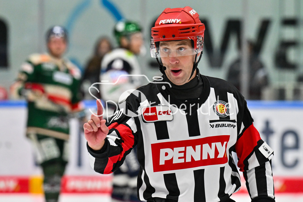 Augsburger Panther - Eisbären Berlin | im Bild Hauptschiedsrichter Andris ANSONS / Einzelfoto / Freisteller / DEL: Augsburger Panther  - Eisäbren Berlin; Curt Frenzel Stadion am 03.10.2025