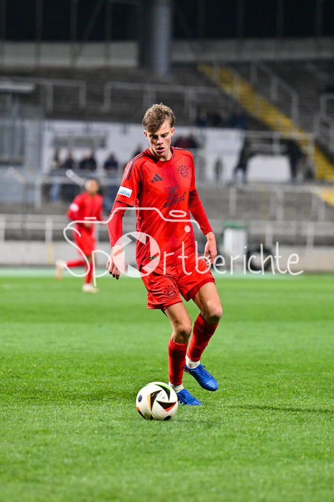 FC Bayern Amateure - SpVgg Hankofen-Hailing | am Ball Jonathan Asp JENSEN (FC Bayern München II #11) / Einzelfoto / Freisteller / Regionalliga Bayern: FC Bayern Muenchen II - SpVgg Hankofen-Hailing, Gruenwalder Stadion am 28.03.2025
