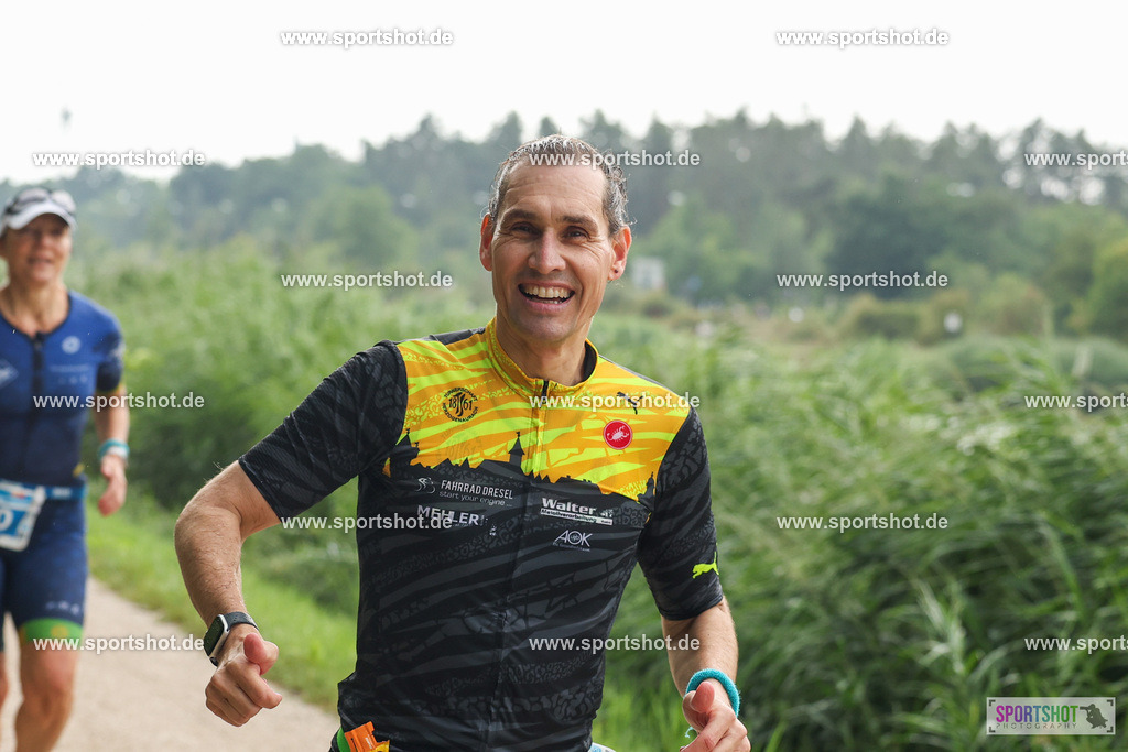 LUR_1514 | 34. M-net Erlanger Triathlon 2025 #erlangertriathlon  #mnettriathlon2025 #mnettriathlon #team #olympischedistanz #mitteldistanz #triathlon #maindonaukanal  #erlangertriathlon2025 #yourpictrs #tv1848 #tv1848erlangen  #triathlonbayern #sportinerlangen #demsportverbunden #sportshot_your_pictrs Copyright: www.sportshot.de