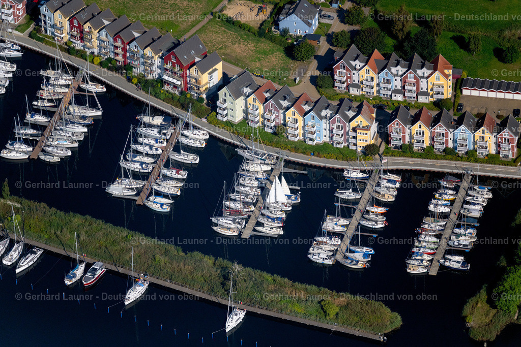 4061200 | GREIFSWALD 08.09.2021 Yachthafen mit Sportboot- Anlegestellen und Bootsliegeplätzen in Greifswald im Bundesland Mecklenburg-Vorpommern, Deutschland. Weiterführende Informationen bei: Marina Yachtzentrum GmbH. // Pleasure boat marina with docks and moorings on the shore area in Greifswald in the state Mecklenburg - Western Pomerania, Germany. Further information at: Marina Yachtzentrum GmbH. Foto: Gerhard Launer