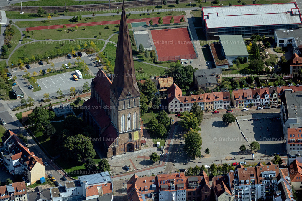 4062048 | ROSTOCK 08.09.2021 Kirchengebäude der Petrikirche in der Straße Alter Markt im Ortsteil Mitte in Rostock im Bundesland Mecklenburg-Vorpommern, Deutschland. // Church building Petrikirche in of Strasse Alter Markt in the district Mitte in Rostock in the state Mecklenburg - Western Pomerania, Germany. Foto: Gerhard Launer