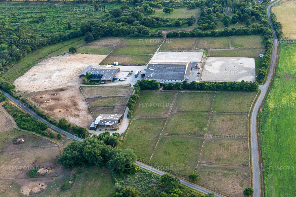 Luftbild: Equestrian Center De Kervignon in Plobannalec-Lesconil im Bundesland Finistère in Frankreich. – Foto: IMG_132684.jpg vom 17.06.2022 durch Werner Riehm/FLY-FOTO.de – Auflösung des Originals: 5366 x 3577 px – Centre Équestre de Kervignon | Plobannalec-Lesconil Finistère