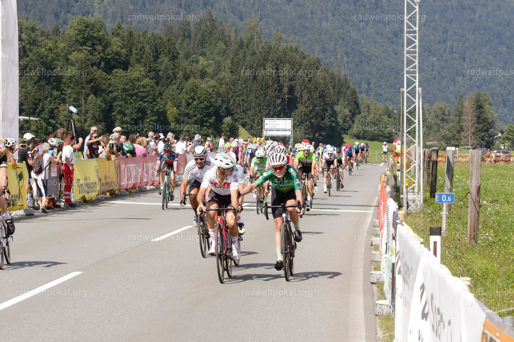 1084_20230817_Bewerb_Maenner_Muehlanger | AUT - OESTERREICH, 2023-08-16: SPORT RENNRAD-FAHREN - 55. INTERNATIONALER RADWELTPOKAL IN ST. JOHANN IN TIROL  - Vintage-Radrennen mit WM-Bronze-Medaillen-Siegerin Christina Schweinberger, den Teilnehmer und Alexander Baumann (vom Orginastions-Team) - TAG 2 BEWERB MAENNER IN SECHS GRUPPEN  ; Foto: Roland Muehlanger