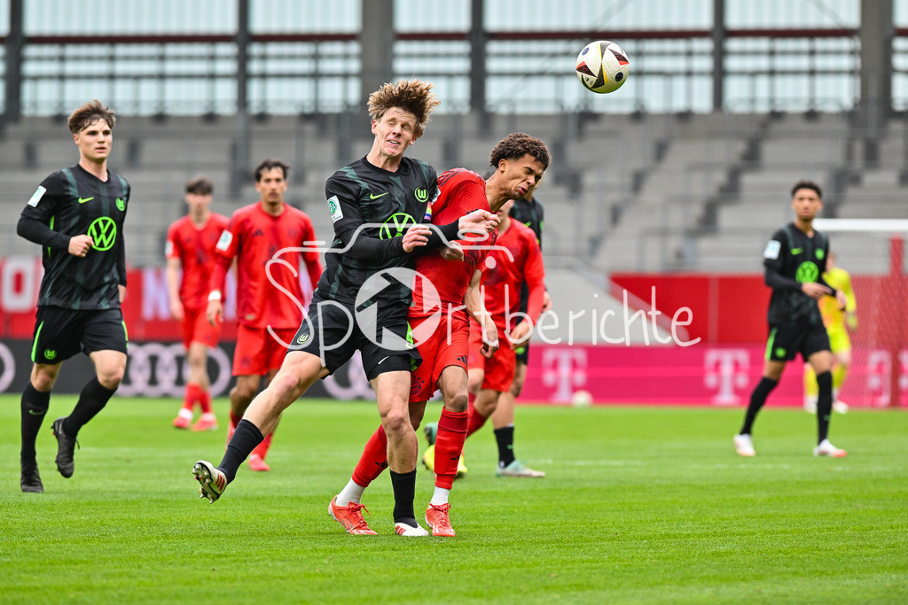 FC Bayern München U19 - VfL Wolfsburg U19 | im Duell Till NEININGER (VfL Wolfsburg U19 4) und Sadiki CHEMWOR (FC Bayern U19 #15) / Zweikampf / U19 DFB Nachwuchsliga Endrunde: FC Bayern Muenchen - VfL Wolfsburg, FC Bayern Campus am 26.04.2025