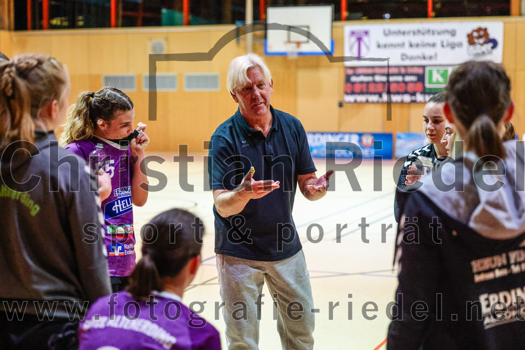 2023-11-04_081_SpVgg_Altenerding_gegen_TV_Altoetting | Erding, Deutschland, 04.11.2023:
Handball, Bezirksoberliga Frauen Altbayern 2023 / 2024, 6. Spieltag, SpVgg Altenerding gegen TV Altötting, Endergebnis: 28:26

Verena Bauer (SpVgg Altenerding, #55), Trainer Lutz Augner (SpVgg Altenerding)

Foto: Christian Riedel / fotografie-riedel.net