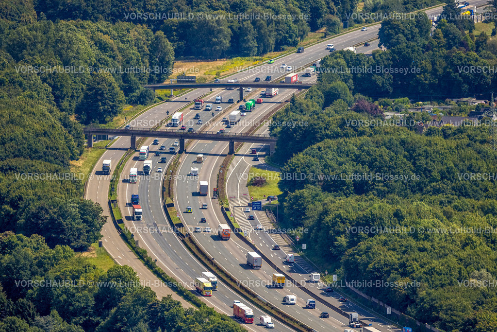 Bottrop250802256 | Luftbild, Autobahn A2 Straßenverkehr mit LKW und PKW, Eisenbahnbrücke und Fußgänger und Radfahrer Brücke Schienhörsterweg über die Autobahn, Eigen, Bottrop, Ruhrgebiet, Nordrhein-Westfalen, Deutschland