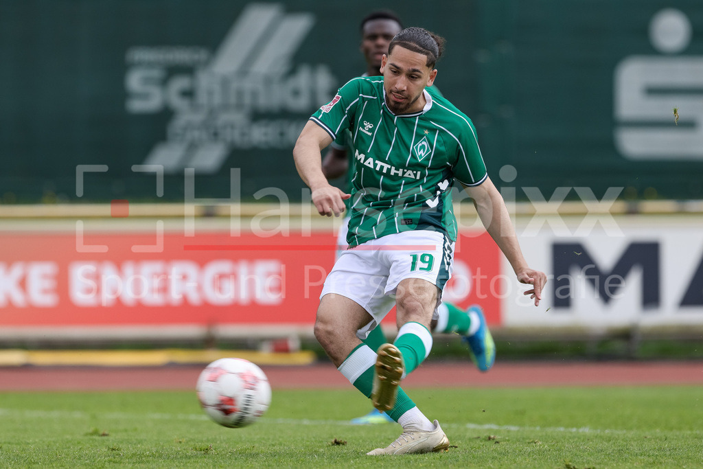 Fussball, Regionalliga Nord, SV Werder Bremen II - SSV Jeddeloh | Arda Halicioglu (SV Werder Bremen II, 19) beim Torschuss, schießt auf das Tor, am Ball, Aktion, Action, Spielszene