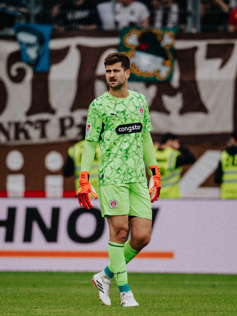 FCSP_YD-05757 | Der offizielle Shop für FC St. Pauli Fotos. Wähle aus Spielszenen & Fanmomenten dein FCSP Wunschformat. Wir liefern Millerntor-Atmosphäre.