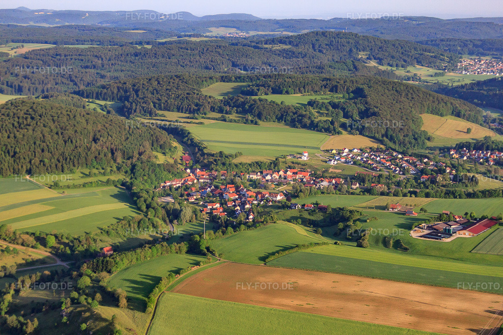 Luftbild: Dorfansicht auf der Alb aus Südosten an der Großen Lauter im Ortsteil Dapfen in Gomadingen im Bundesland Baden-Württemberg in Deutschland. Foto: IMG_67628.jpg vom 09.06.2014 durch Werner Riehm/FLY-FOTO.de