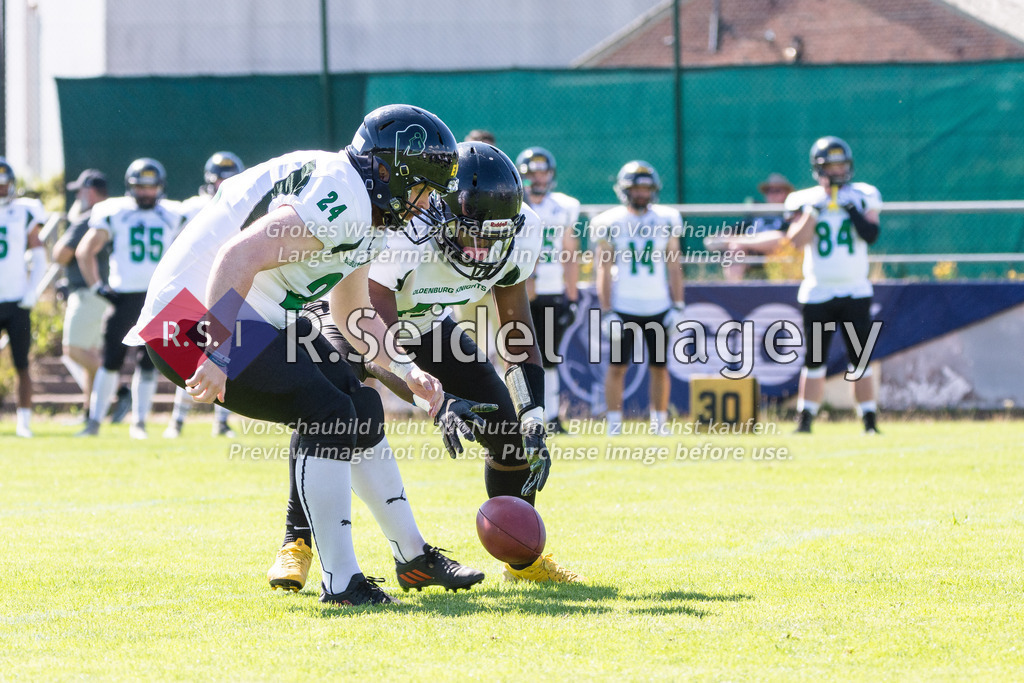 Darrian Naujoks (#24, Oldenburg, K) und Adrian Dorsey (#17, Oldenburg) versuchen den Fumble zu sichern. | Der Snap ist zu tief und kommt nicht ganz bei Adrian Dorsey (#17, Oldenburg) an.