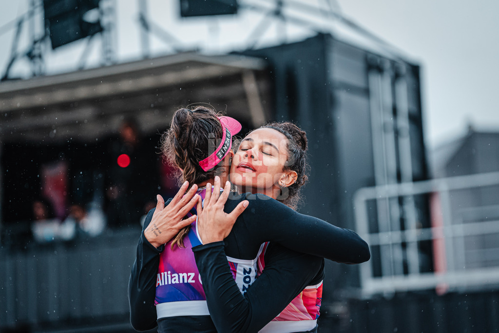 Beachvolleyball | Frauen | German Beach Tour 2024 | Tourstop Bremen | 08.06.2024 | v.l. Andressa Cavalcanti Ramalho (BRA) und Thainara Mylena Feitosa de Oliveira (BRA) umarmen sich vor dem Spiel