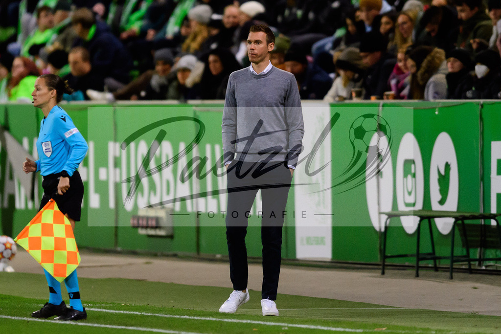 WOBJUV20211118_130 | Fussball, Frauen: Trainer Tommy Stroot (VfL Wolfsburg) schaut bei dem Spiel der UEFA Women´s Champions League zwischen VfL Wolfsburg und Juventus Turin im AOK-Stadion am 18.11.2021 in Wolfsburg, Deutschland. - Realisiert mit Pictrs.com