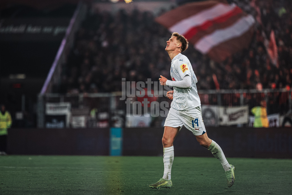 Fußball | Männer | Saison 2024/2025  | Fußball-Bundesliga | 12. Spieltag | FC St. Pauli vs. Holstein Kiel | 29.11.2024 | Phil Harres (#19, Holstein Kiel) schießt ein Tor aber ärgert sich