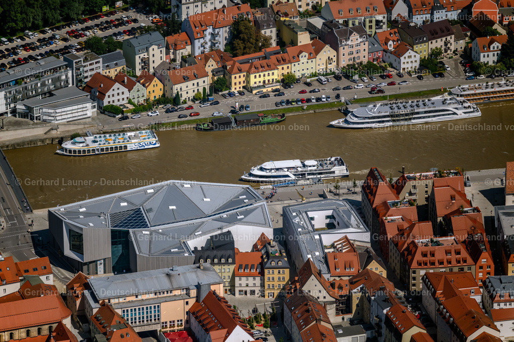 4050790 | REGENSBURG 02.09.2021 Museums- Gebäude- Ensemble " Haus der Bayerischen Geschichte - Museum " am Donaumarkt in Regensburg im Bundesland Bayern, Deutschland. Weiterführende Informationen bei: Bayerisches Staatsministerium für Wissenschaft und Kunst,  RIEDEL BAU AG HOLDING,  wörner traxler richter planungsgesellschaft mbh. // Museum building ensemble " Haus of Bayerischen Geschichte - Museum " on Donaumarkt in Regensburg in the state Bavaria, Germany. Further information at: Bayerisches Staatsministerium fuer Wissenschaft und Kunst,  RIEDEL BAU AG HOLDING,  woerner traxler richter planungsgesellschaft mbh. Foto: Gerhard Launer