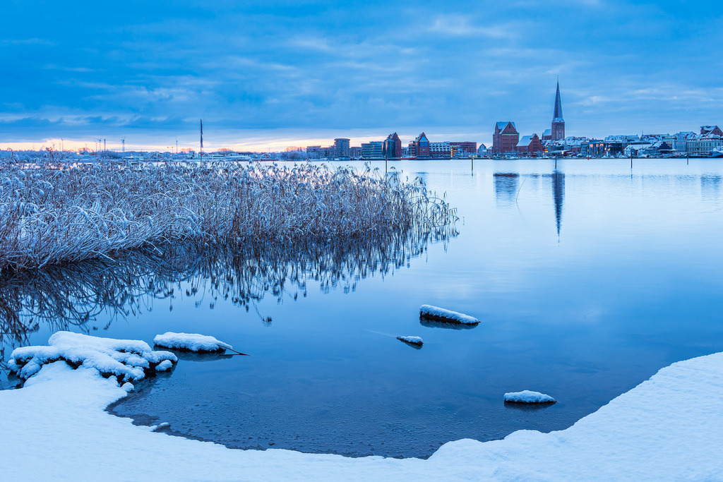 Blick über die Warnow auf die Hansestadt Rostock im Winter | Blick über die Warnow auf die Hansestadt Rostock im Winter.