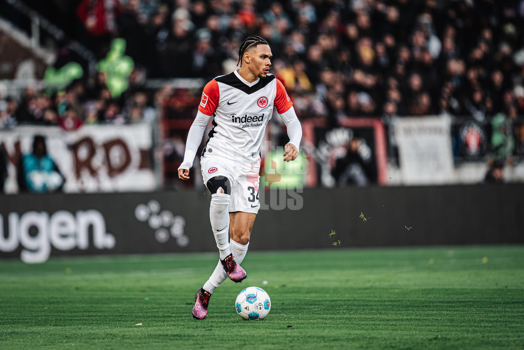 Fußball | Männer | Saison 2024/2025  | Fußball-Bundesliga | 16. Spieltag | FC St. Pauli vs. Eintracht Frankfurt | 11.01.2025 | Nnamdi Collins (#34, Eintracht Frankfurt)