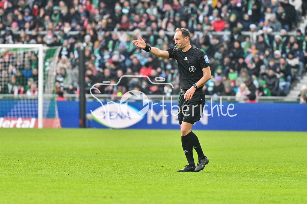 SV Werder Bremen - FC Bayern München | BREMEN, GERMANY - 14. FEBRUARY: Schiedsrichter Bastian DANKERT zeigt nach einer Videoschiedsrichter Aktion auf den Punkt - Elfmeter für die Bayern während dem Bundesligamatch zwischen dem SV Werder Bremen und dem FC Bayern München am 22. Spieltag im Weserstadion / DFL REGULATIONS PROHIBIT ANY USE OF PHOTOGRAPHS AS IMAGE SEQUENCES AND/OR QUASI-VIDEO