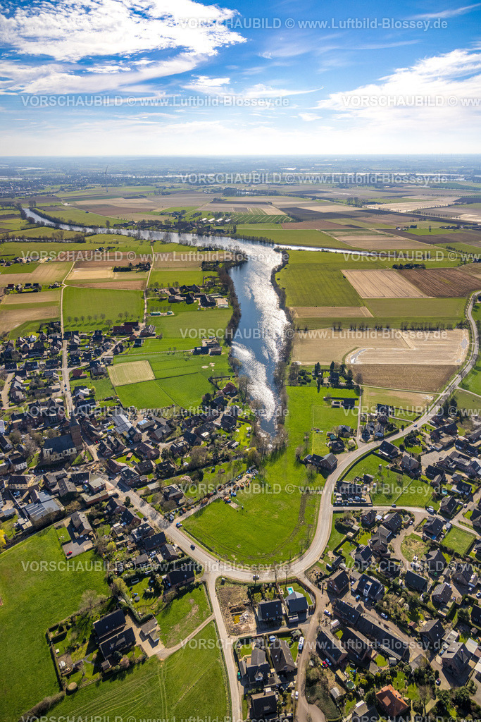 Rees240312390Millingen | Luftbild, Millinger Meer Landwehr, Wohngebiet Ortsansicht Millingen mit Wiesen und Feldern mit blauem Himmel und Wolken, Fernsicht, Millingen, Rees, Nordrhein-Westfalen, Deutschland