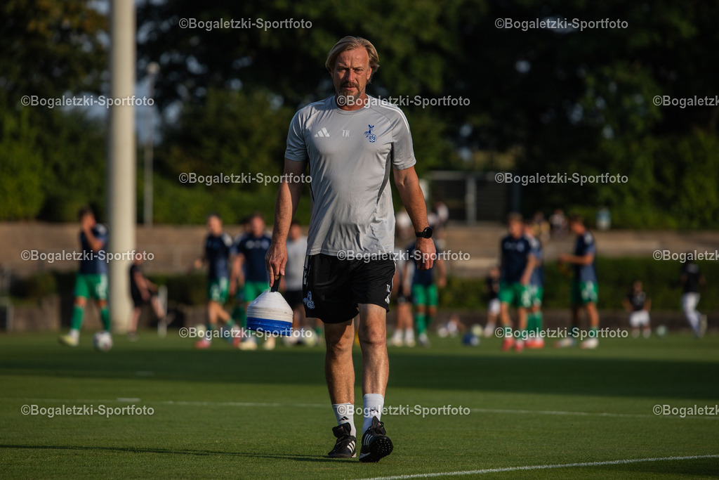 Athletiktrainer Thomas Klimmeck | 20.08.2025, Fußball, SC Victoria Mennrath - MSV Duisburg, Niederrheinpokal, Saison 2025/26: Athletiktrainer Thomas Klimmeck (MSV Duisburg) bereitet Übung zum Aufwärmen vor - Realisiert mit Pictrs.com