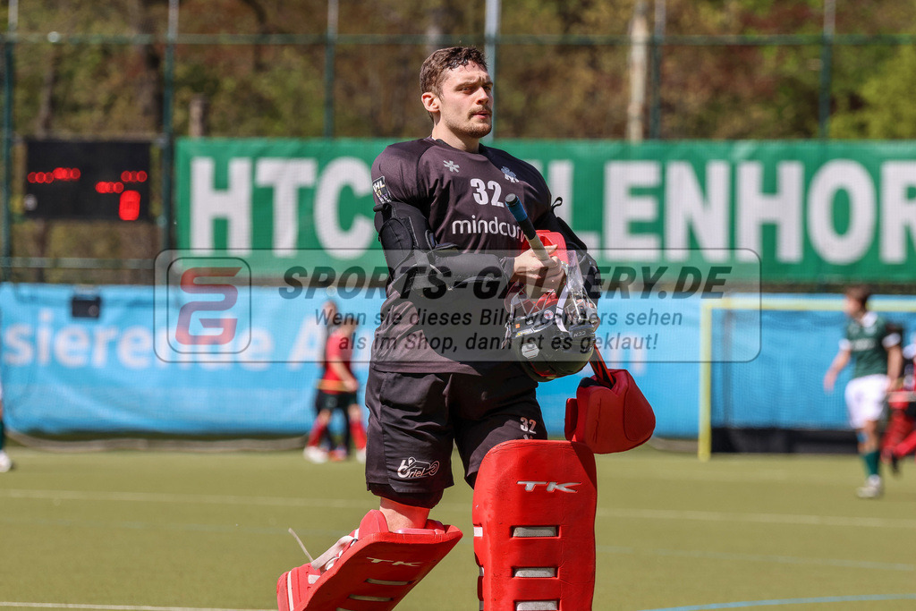 MJ_2023-04-30 HTCU-CHTC-22 | Felix Damberger (Uhlenhorst Mülheim #32), Uhlenhorst Mülheim - Crefelder HTC am 30.4.2023 im Waldstadion, Mülheim a. d. Ruhr
