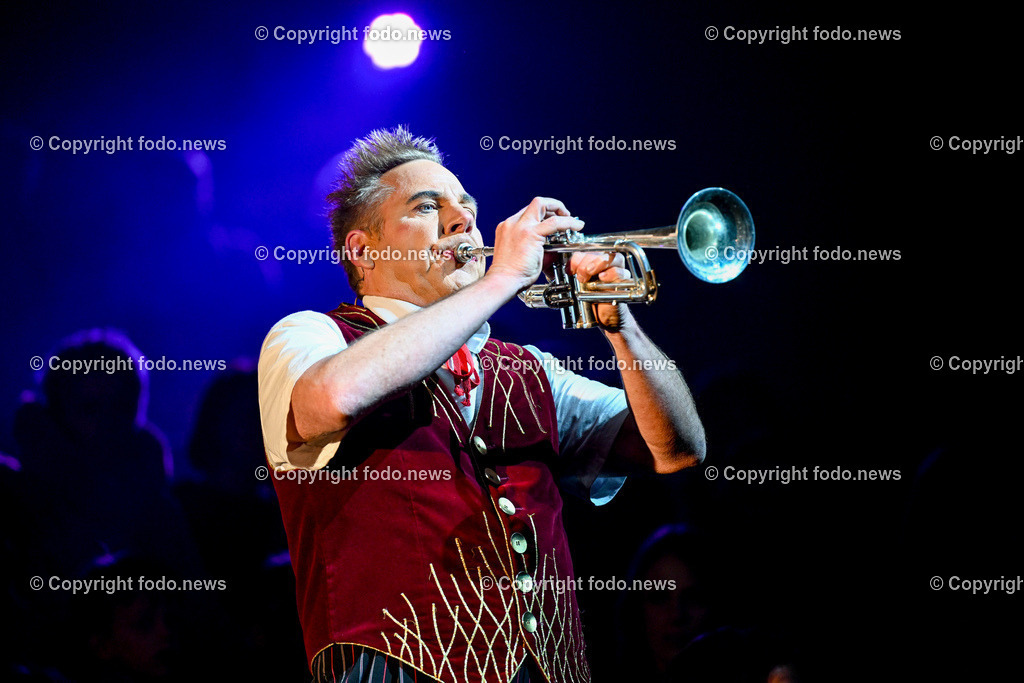 Zirkus Louis Knie_ 17.02.2024-42 | 17.02.2024, Linz, AUT, Circus Louis Knie 2024, im Bild Circus, Zirkus, Zelt, Artisten, Kuenstler, Trapez, Show, Clown, Zuschauer, Hunde, Ponys, Licht, Musik, Akrobaten, Akrobatik, Luftakrobatik