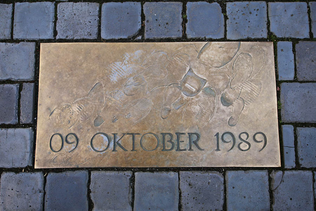 Foto: Leipzig - Nikolaisäule - Gedenktafel 9. Oktober 1989 von Markus Gläser auf dem Nikolaikirchhof | Das Team hinter BILDLEXIKON LEIPZIG bündelt historische wie aktuelle Informationen über die Stadt Leipzig in Text und Bild auf einer Plattform und stellt diese der interessierten Öffentlichkeit zur Verfügung.