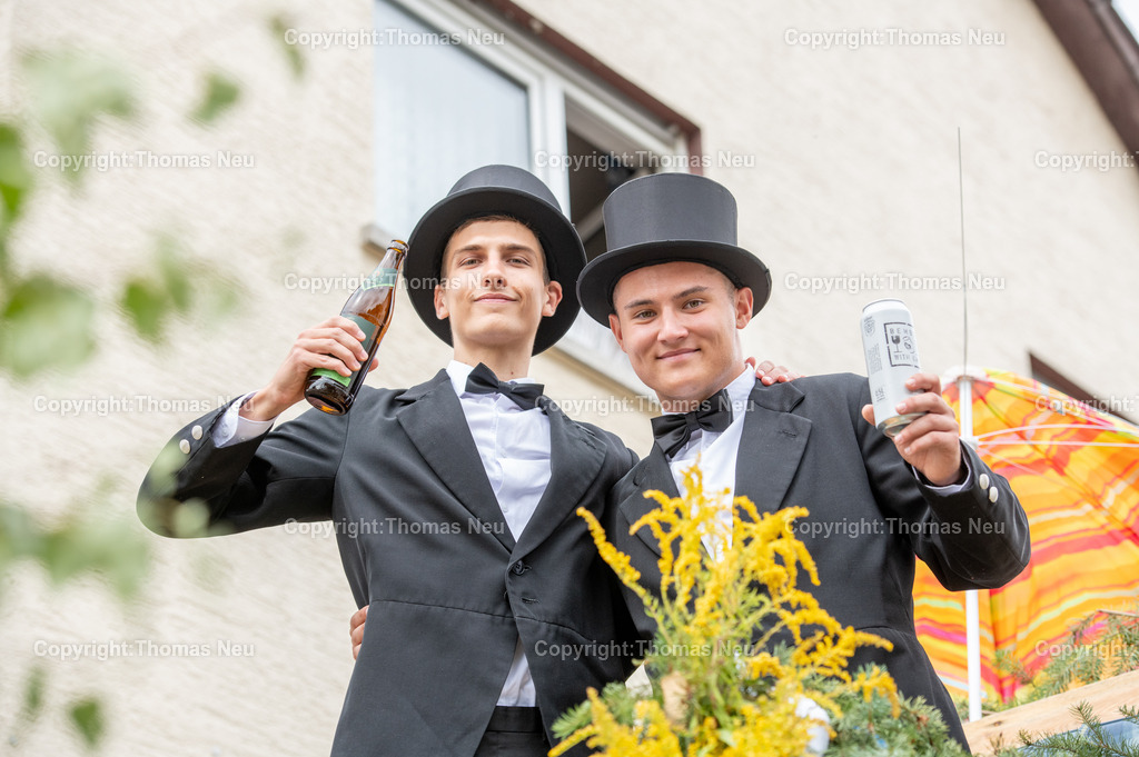 Kerwe_Reichenbach | bli, Kerwe Reichenbach, Kerweparrer Jan-Lukas Stuckert (rechts) und Mundschenk Moritz Roth, ,, Bild: Thomas Neu