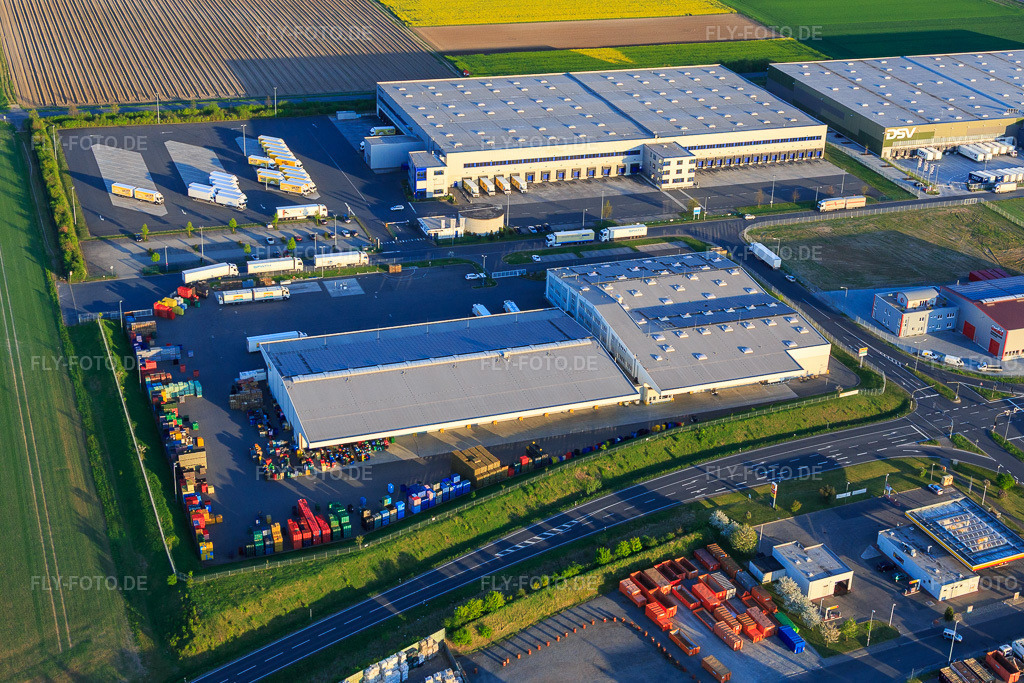 Luftbild: Industriegebiet Marie-Curie-Straße mit DSV, LOGI-K GmbH und FRISTO SE Niederlassung Gernsheim in Gernsheim im Bundesland Hessen in Deutschland.Foto: IMG_077733.jpg vom 23.04.2015 durch Werner Riehm/FLY-FOTO.deLCL-FahrplanWWW.LOGI-K.DEIhr Getränkemarkt in Deutschland und Tirol
