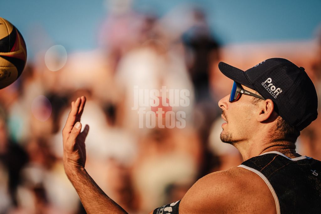 Beachvolleyball | Männer | Allianz German Beach Tour 2025 | Tourstop München | 04.07.2025 | Mathias Seiser beim Aufschlag