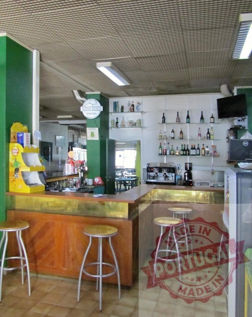 Empty bar counter with bar stools inside a cafeteria | Interior view of a casual bar or cafeteria with an empty counter and stools - Realisiert mit Pictrs.com