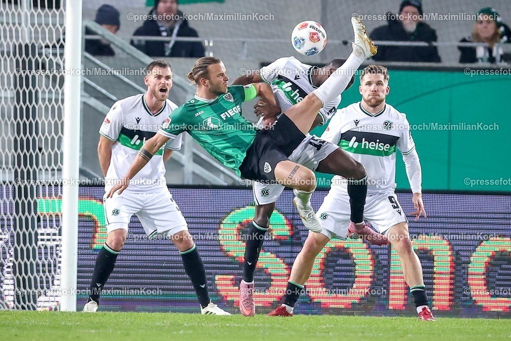 PRM05122501045 | 05.12.2025, Fußball, Preußen Münster - Hannover 96, 2. Fußball Bundesliga,  Preußenstadion, Saison 2025 2026: Jorrit Hendrix (Preussen Muenster #20) beim Fallrückzieher im Zweikampf gegen  Simon Scherder (Preussen Muenster #15) DFB regulations prohibit any use of photographs as image sequences and or quasi-video.