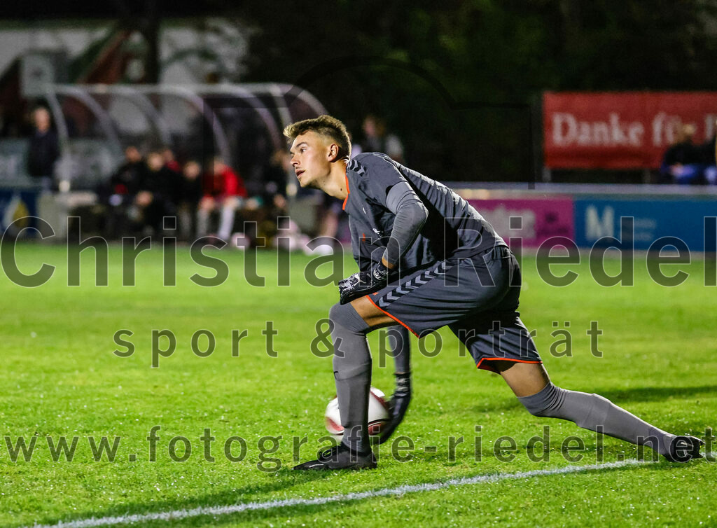 2023-10-13_025_FC_Schwaig_gegen_TSV_Ampfing | Oberding, Deutschland, 13.10.2023:
Fußball, Landesliga Südost 2023 / 2024, 16. Spieltag, FC Schwaig gegen TSV Ampfing, Endergebnis: 3:2

Torwart Philipp Strunk (FC Schwaig, #30)

Foto: Christian Riedel / fotografie-riedel.net