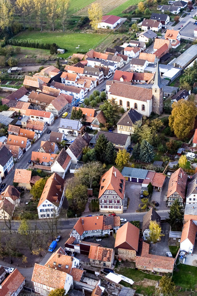 Luftbild: Hauptstraße / Kirchstraße mit St. Georg in Knittelsheim im Bundesland Rheinland-Pfalz in Deutschland. Foto: IMG_4624.jpg vom 10.11.2006 durch Werner Riehm/FLY-FOTO.de