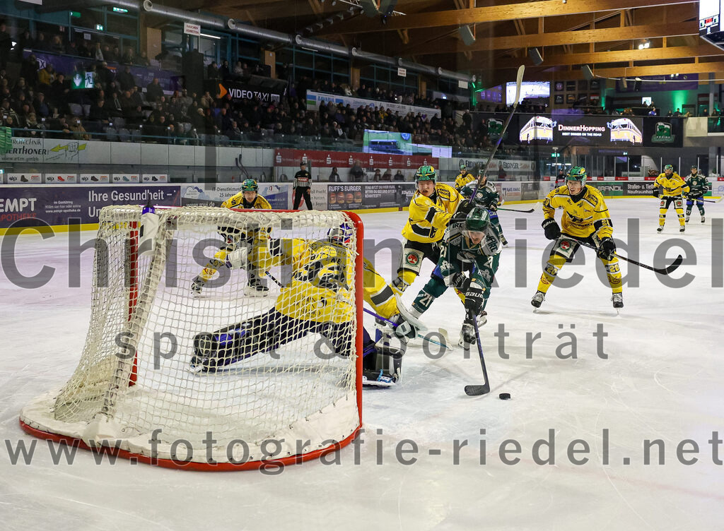 2025-12-19_055_TSV_Erding_gegen_Toelzer_Loewen | Erding, Deutschland, 19.12.2025:Eishockey, Oberliga Süd 2025 / 2026, 27. Spieltag, TSV Erding gegen Tölzer Löwen, Endergebnis: 2:5Torwart Matthias Bittner (Tölzer Löwen, #32), Florian Kästele (Tölzer Löwen, #21), Erik Modlmayr (Erding Gladiators, #21), Simon Manhart (Tölzer Löwen, #20)Foto: Christian Riedel / fotografie-riedel.net