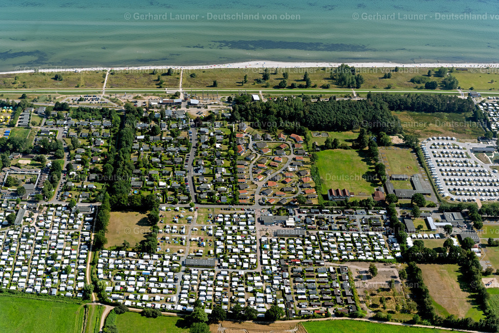 4038023 | GRöMITZ 07.08.2020 Wohnwagen und Zelte- Campingplatz - und Zeltplatz entlang des Blankwasserweg im Ortsteil Lensterstrand in Grömitz im Bundesland Schleswig-Holstein, Deutschland. // Camping with caravans and tents in the district Lensterstrand in Groemitz in the state Schleswig-Holstein, Germany. Foto: Gerhard Launer