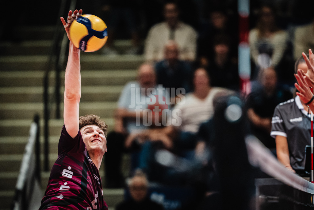 Volleyball | Herren | Saison 2025/2026 | Volleyball Ligacup | SWD powervolleys Düren vs. Energiequelle Netzhoppers KW | 12.10.2024 | Lovis Homberger (#6, Energiequelle Netzhoppers KW) beim Angriff