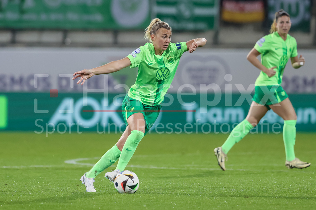 Fussball, UEFA Womens Champions League, VfL Wolfsburg - AC Florenz | v.li.: Lena Lattwein (VfL Wolfsburg, 8) am Ball, Einzelbild, Ganzkörper, Aktion, Action, Spielszene
